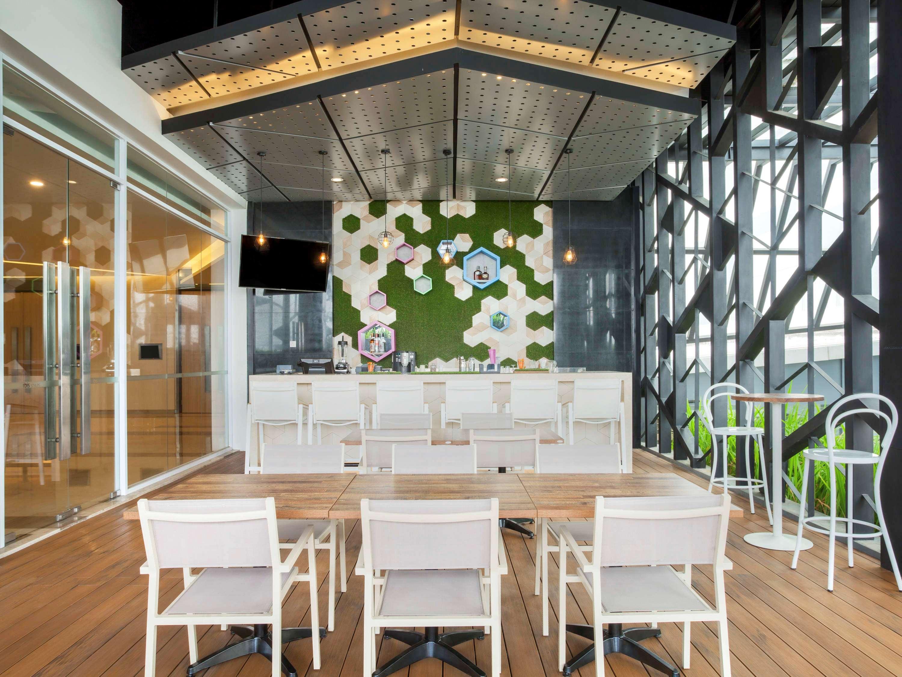 Ibis Styles Jakarta Sunter Exteriör bild